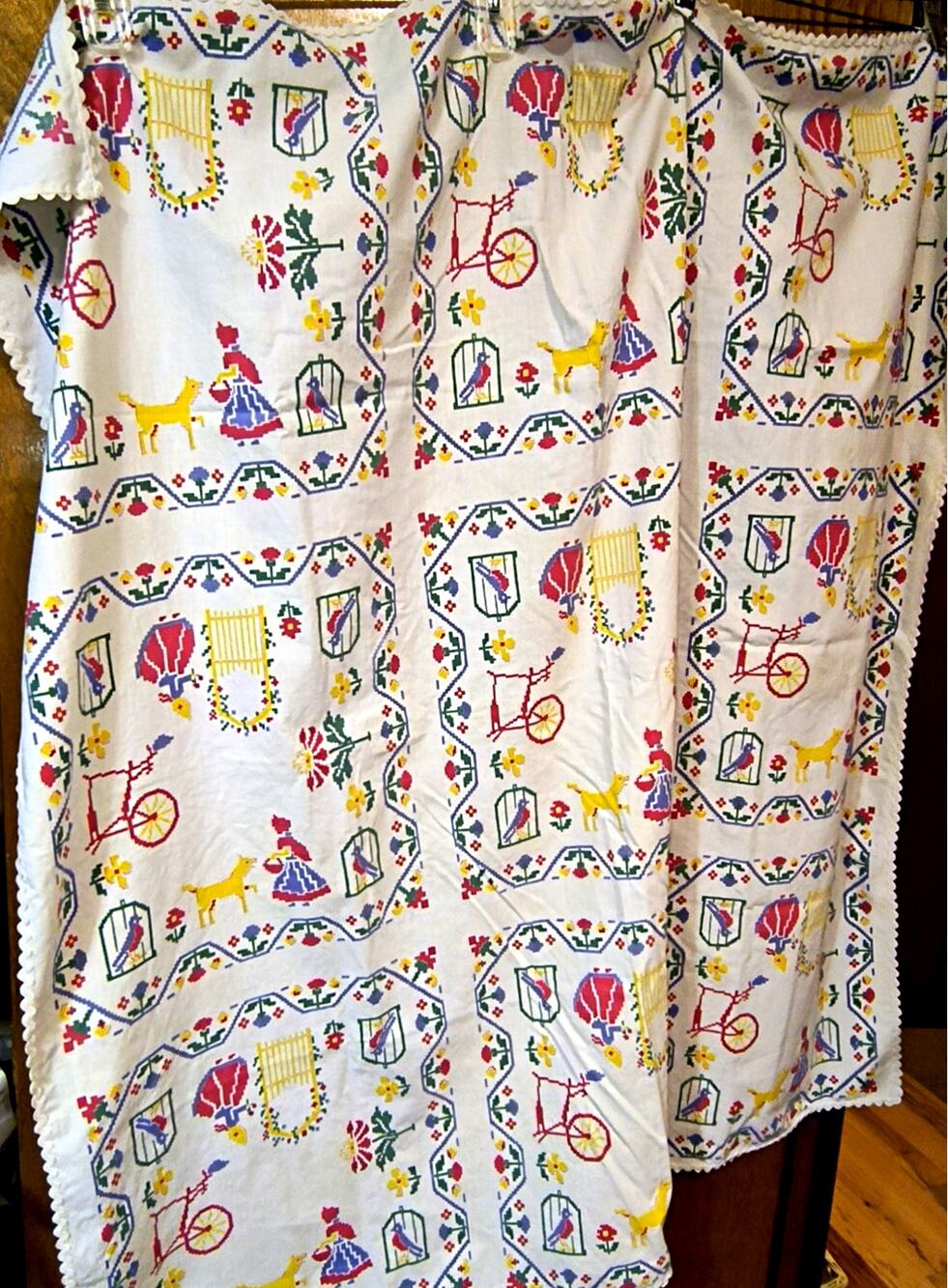 1625.  Tablecloth Cotton Patterned with Ric Rac Trim